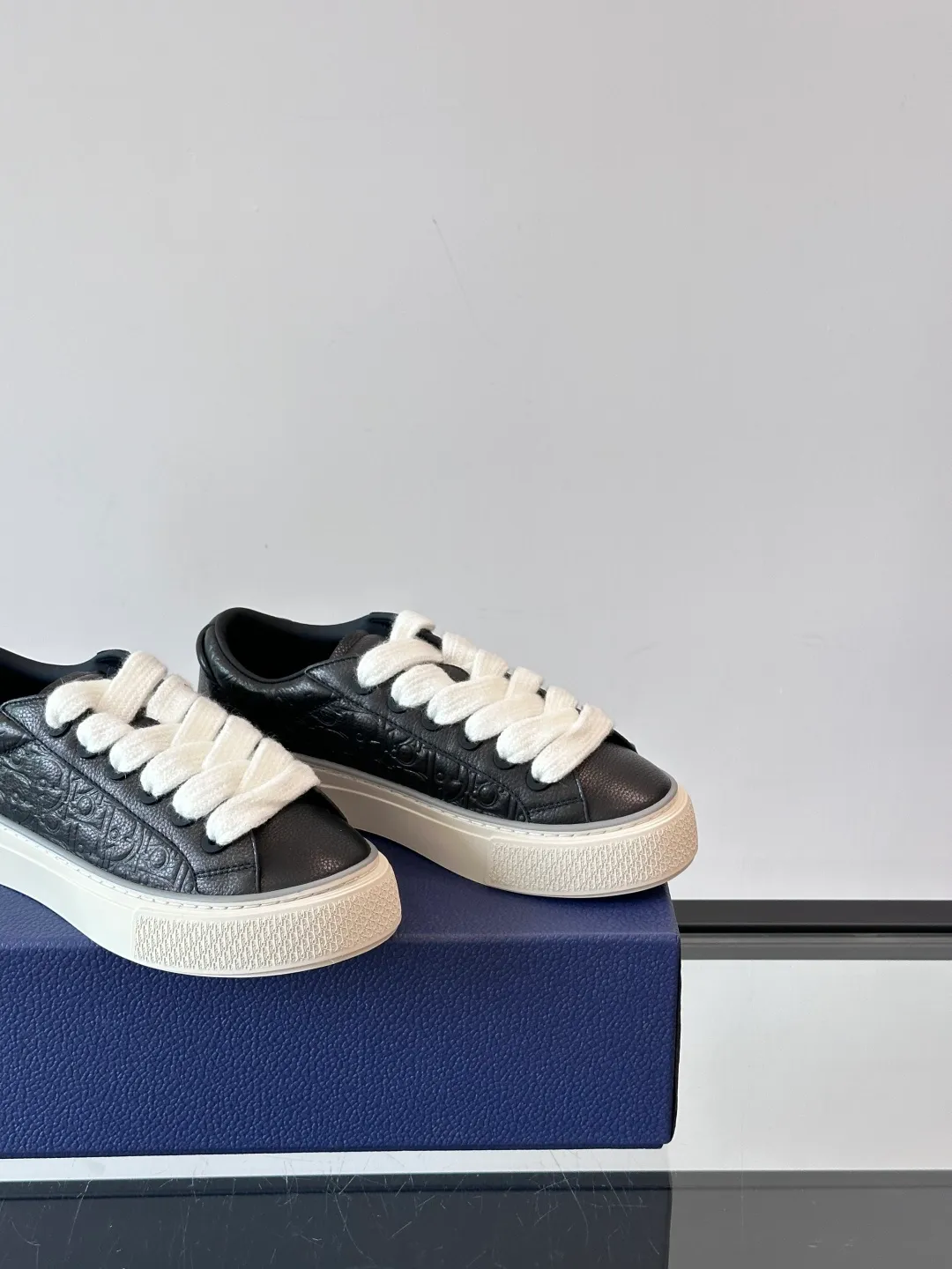 Men's men's shoes 💰p420 "Dio～r" 🆕This B33 sneaker is a new interpretation of the classic tennis shoe, with a fashionable silhouette that highlights a heavy texture. Crafted from cow leather with Oblique print, it's unique with a padded tongue embellished with the Dior signature, wide mohair laces and tonal brass eyelets with a matte finish. Rubber sole with Oblique print effect, enhanced by a contrasting Dior 30 Avenue Montaigne signature on the rear. It adds a stylish touch to a casual look.  Size: 38-44 (45 customized)